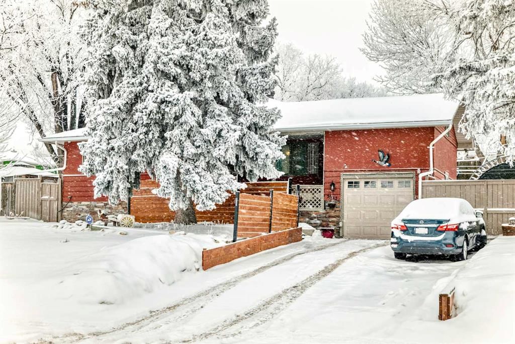 5923 Thorncliffe Drive NW, Calgary — photo 2 of 50