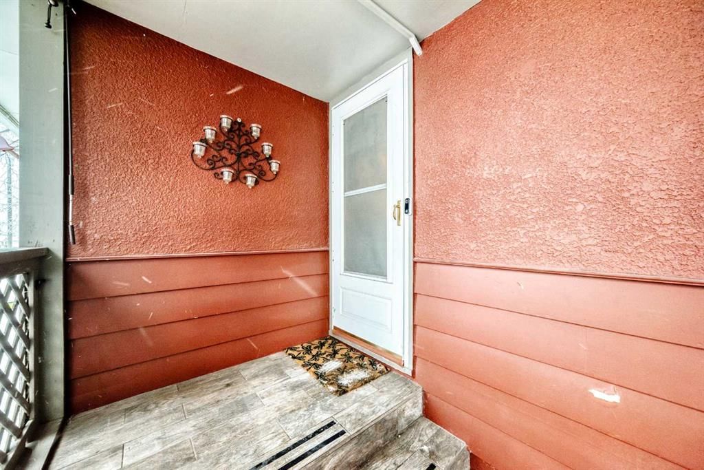 5923 Thorncliffe Drive NW, Calgary — photo 3 of 50