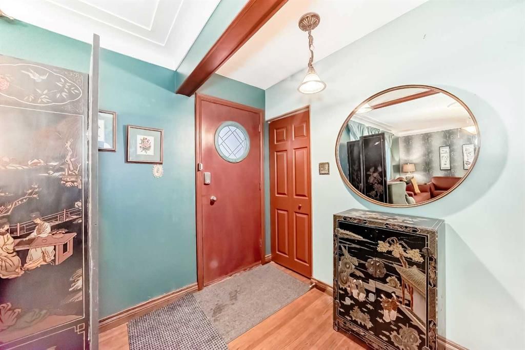 5923 Thorncliffe Drive NW, Calgary — photo 4 of 50