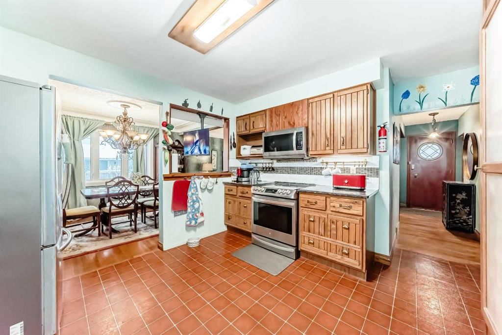 5923 Thorncliffe Drive NW, Calgary — photo 5 of 50