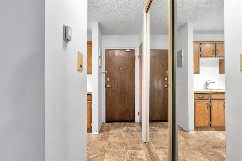 2106, 4001B 49 Street NW, Calgary — photo 4 of 27