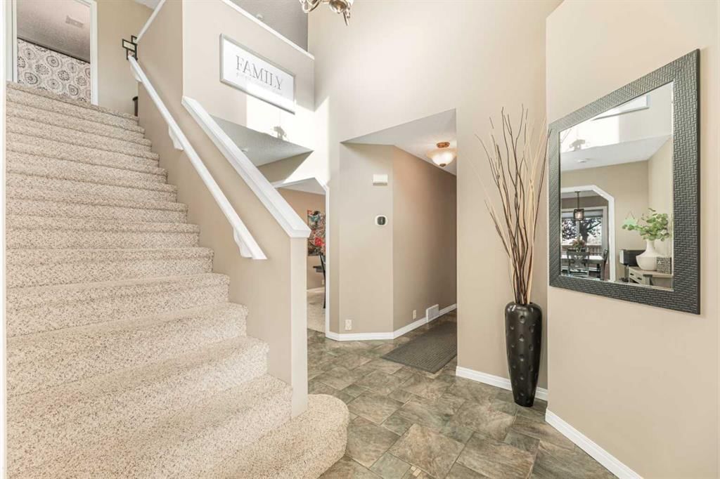 291 Mckerrell Way SE, Calgary — photo 3 of 45