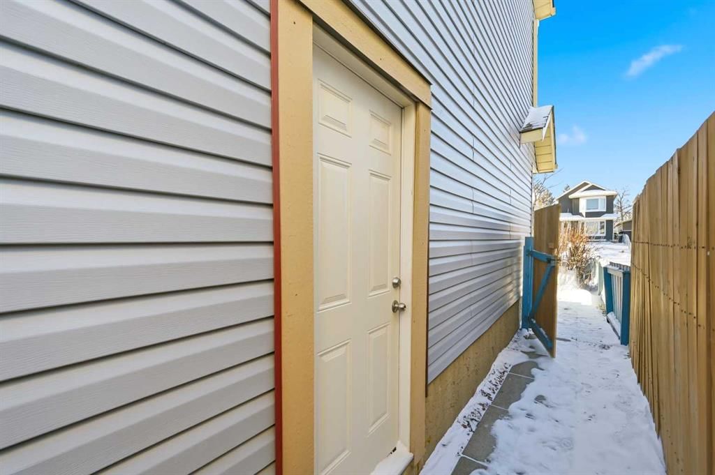 284 Falton Drive NE, Calgary — photo 4 of 46