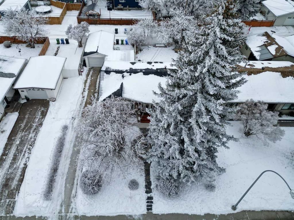 6415 Lombardy Crescent SW, Calgary — photo 3 of 47