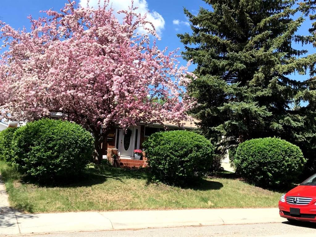 6415 Lombardy Crescent SW, Calgary — photo 4 of 47