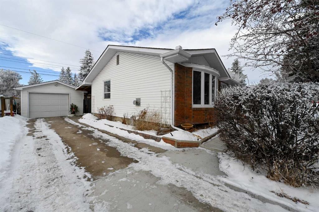 6415 Lombardy Crescent SW, Calgary — photo 5 of 47