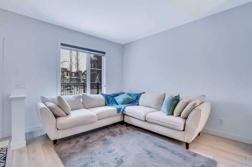 160 Livingston Common NE, Calgary — photo 4 of 37