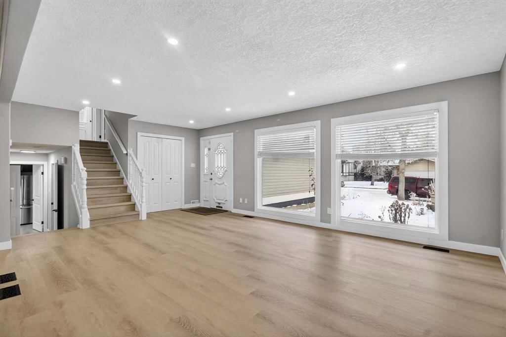 415 Templeton Road NE, Calgary — photo 3 of 45