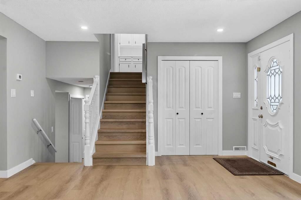 415 Templeton Road NE, Calgary — photo 5 of 45