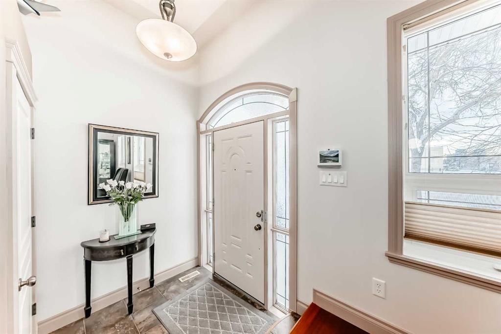 252 18 Avenue NW, Calgary — photo 5 of 49