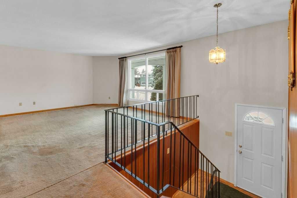 113 Brown Crescent NW, Calgary — photo 2 of 42