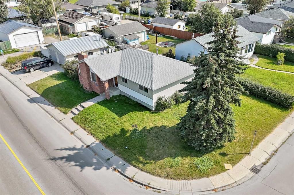 1502 49 Street SE, Calgary — photo 2 of 34