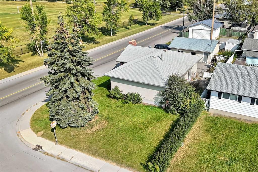 1502 49 Street SE, Calgary — photo 3 of 34