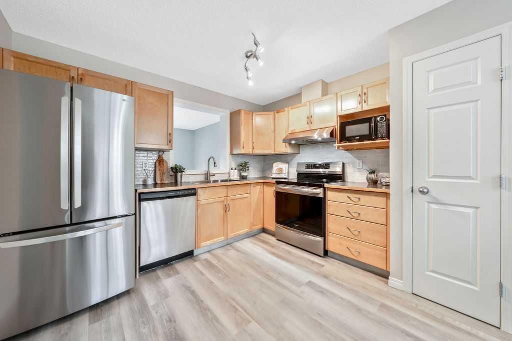 126 Everhollow Heights SW, Calgary — main listing photo