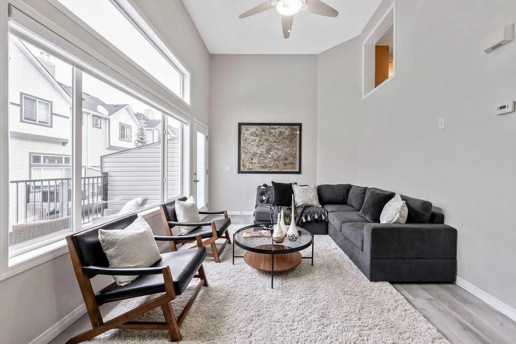 126 Everhollow Heights SW, Calgary — photo 5 of 26