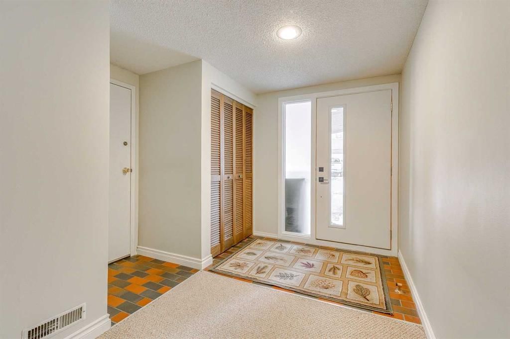 9, 2225 Oakmoor Drive SW, Calgary — photo 3 of 38