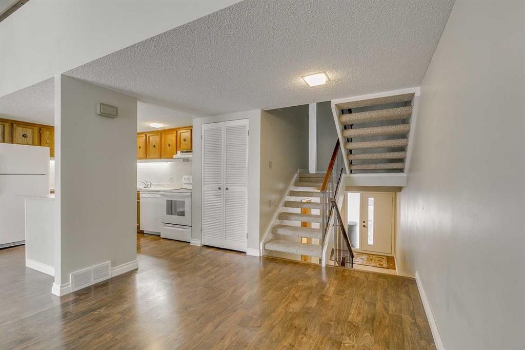 9, 2225 Oakmoor Drive SW, Calgary — photo 5 of 38