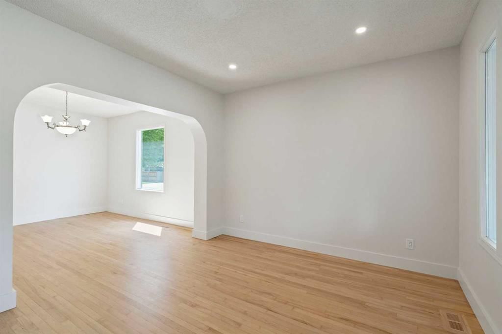 739 19 Avenue NW, Calgary — photo 3 of 35