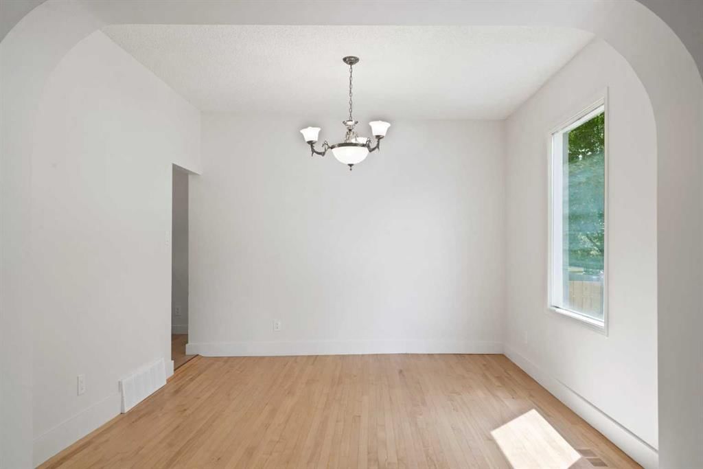 739 19 Avenue NW, Calgary — photo 4 of 35