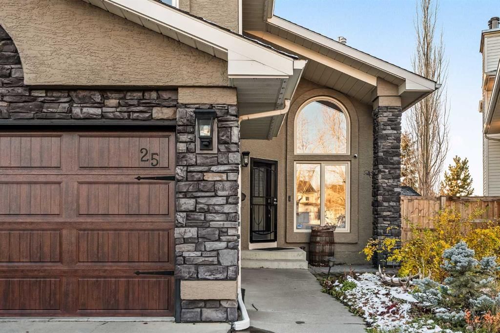 25 McKinley Bay SE, Calgary — photo 2 of 50