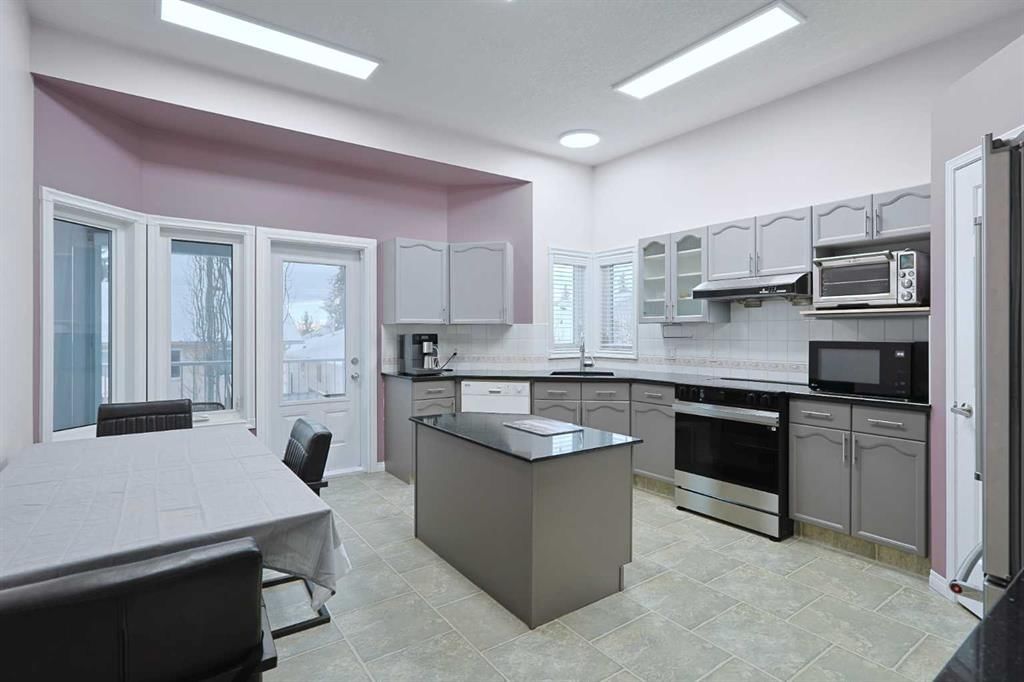252 Citadel Park NW, Calgary — photo 3 of 48