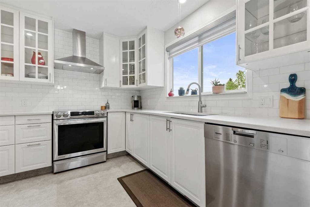 103 Sandarac Place NW, Calgary — photo 3 of 48