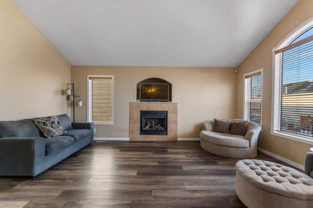 8 Copperfield Manor SE, Calgary — photo 5 of 43