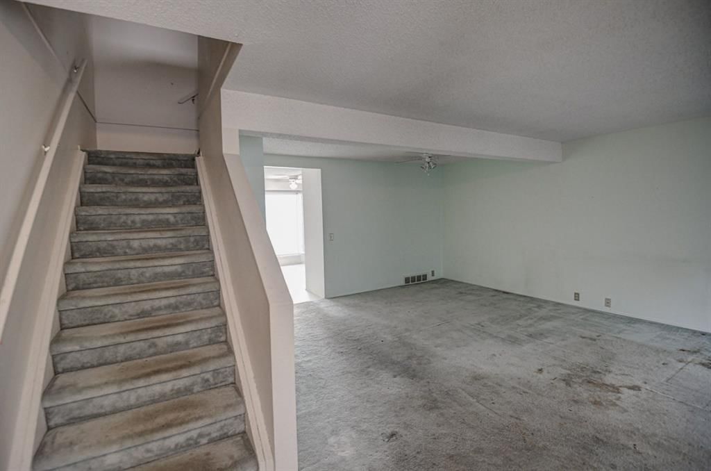 5 Bermuda Lane NW, Calgary — photo 4 of 30