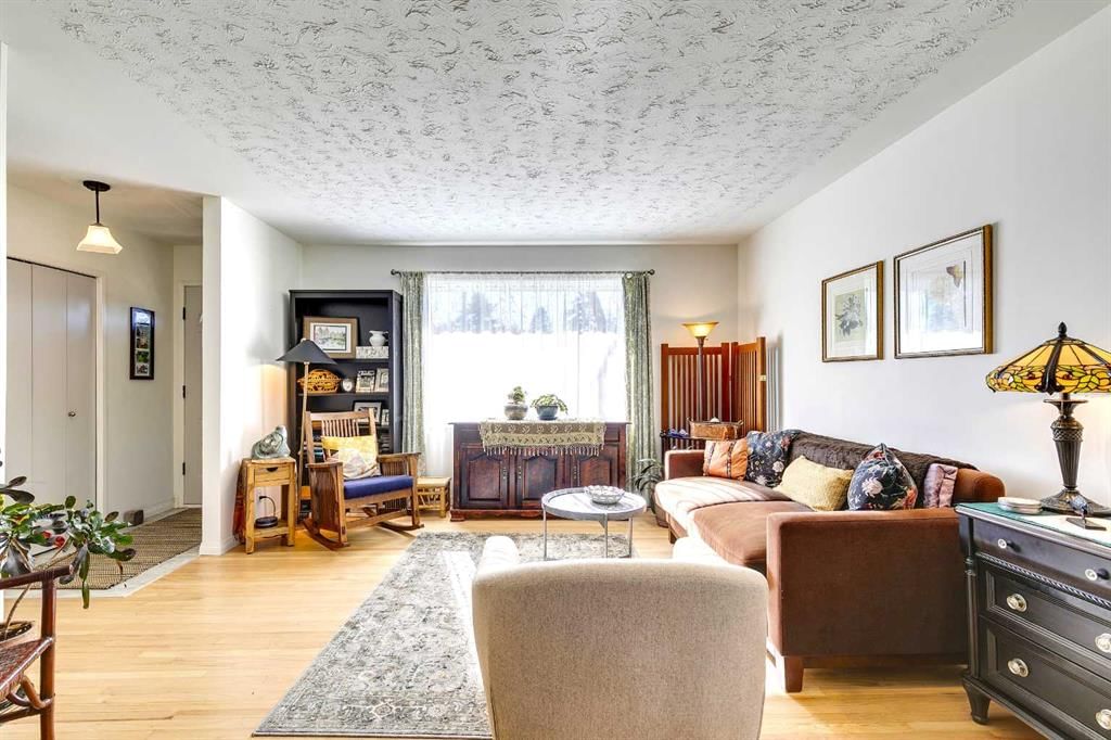 4736 Worcester Drive SW, Calgary — photo 4 of 36