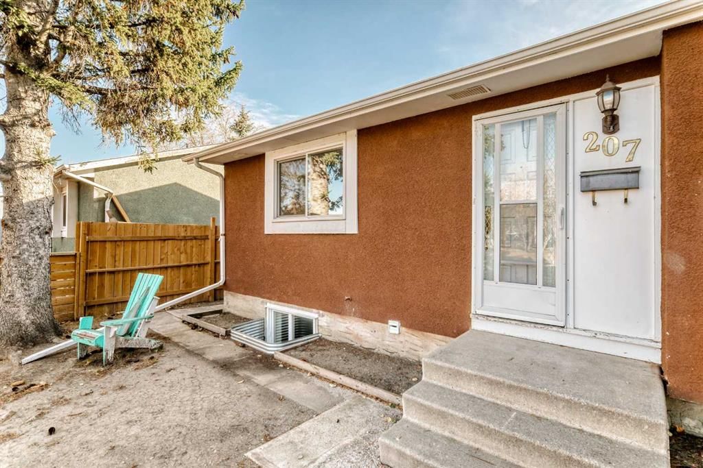 207 Pinecliff Way NE, Calgary — photo 3 of 50