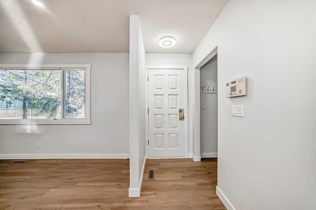 207 Pinecliff Way NE, Calgary — photo 4 of 50