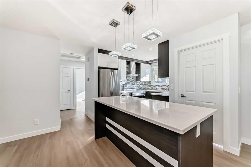 207 Pinecliff Way NE, Calgary — photo 5 of 50