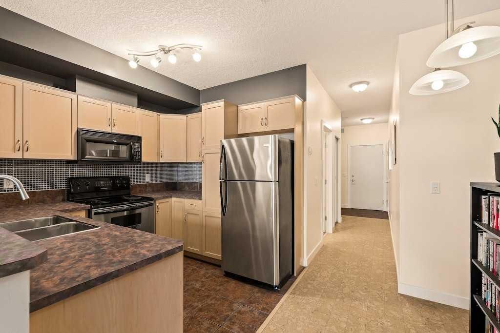 311, 208 Holy Cross Lane SW, Calgary — photo 2 of 17