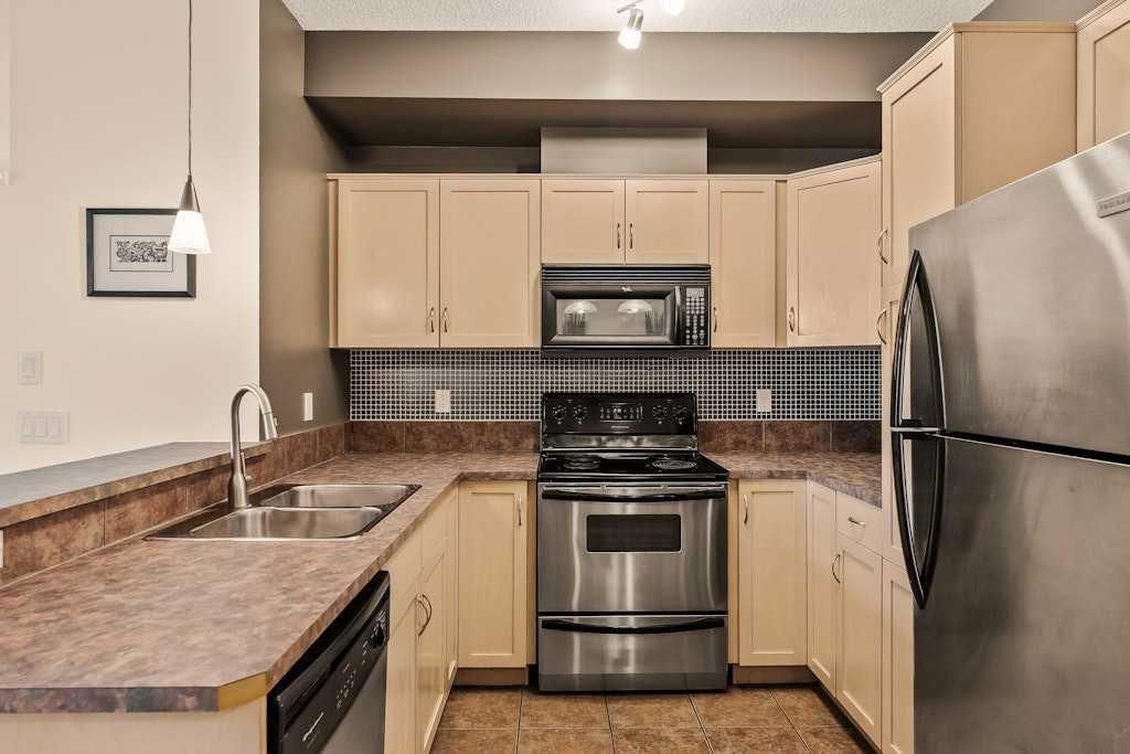 311, 208 Holy Cross Lane SW, Calgary — photo 3 of 17