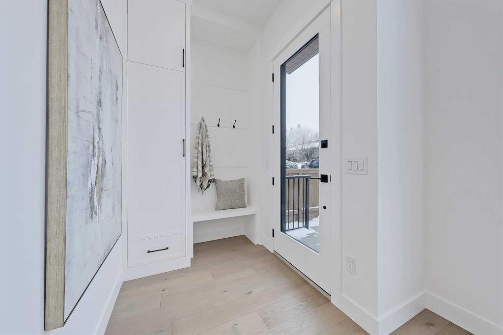 5007 21 Avenue NW, Calgary — photo 2 of 49