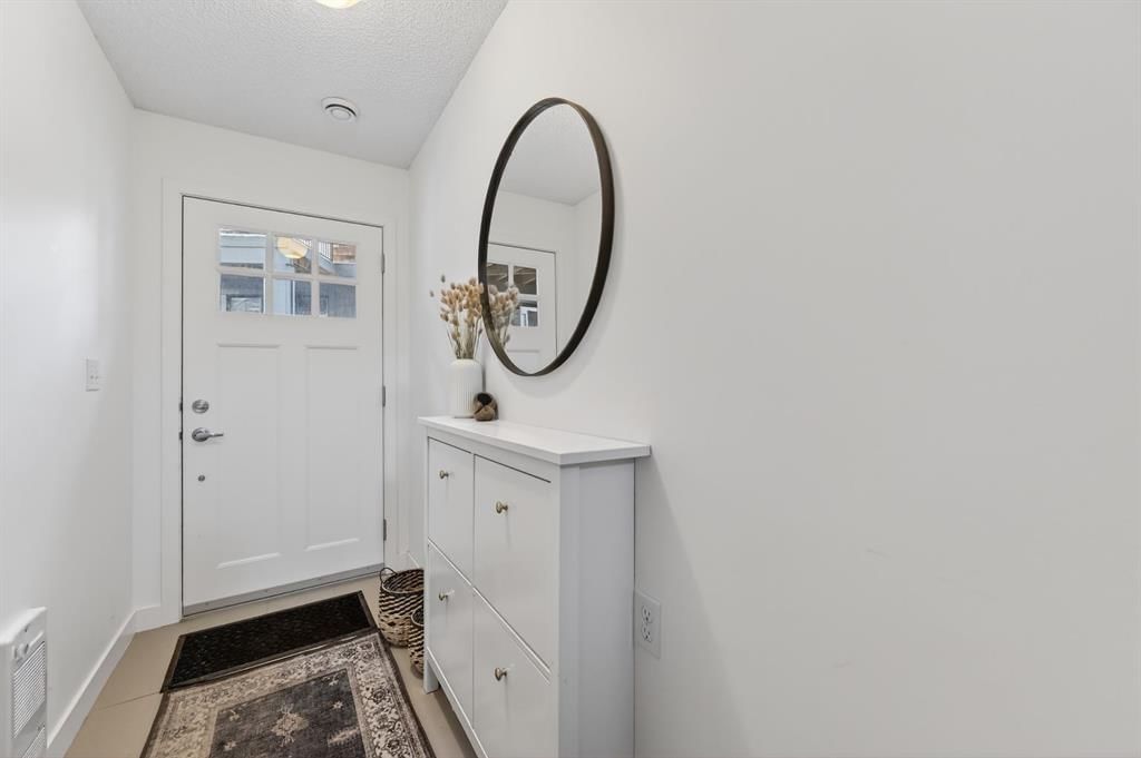 235 Ascot Circle SW, Calgary — photo 2 of 28