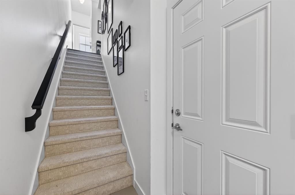 235 Ascot Circle SW, Calgary — photo 3 of 28