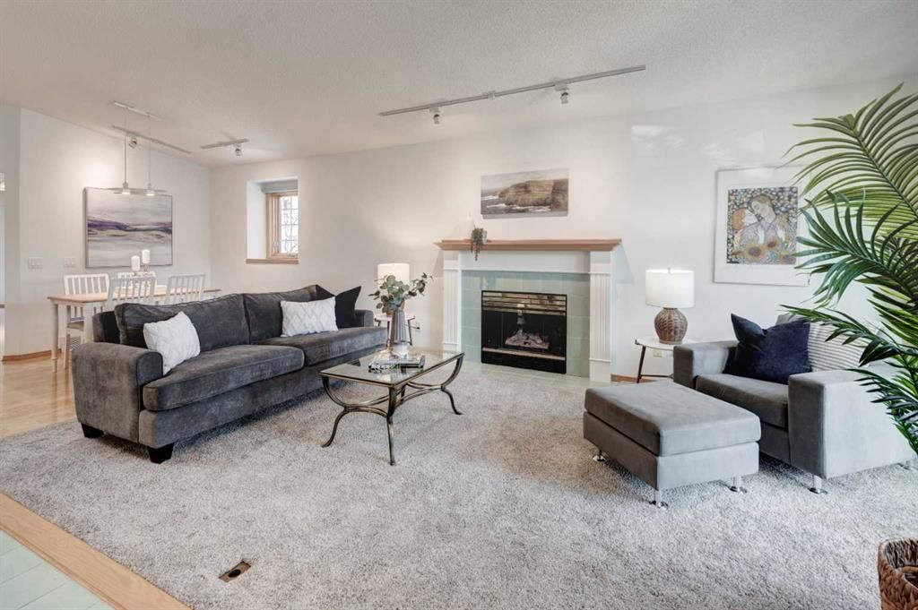 4 Christie Gardens SW, Calgary — photo 2 of 41