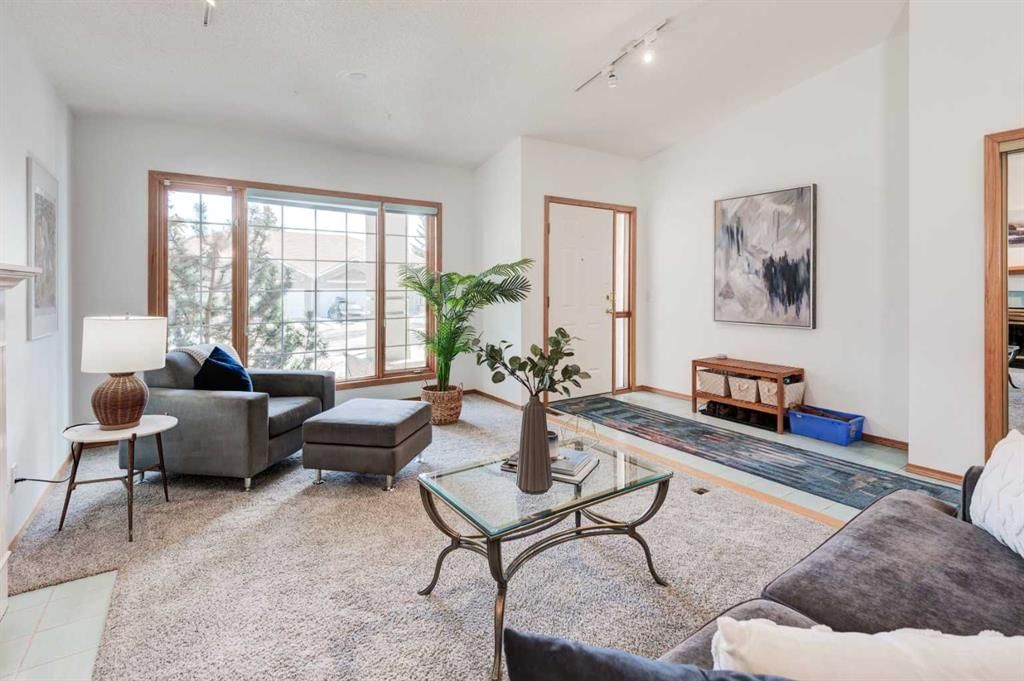 4 Christie Gardens SW, Calgary — photo 5 of 41