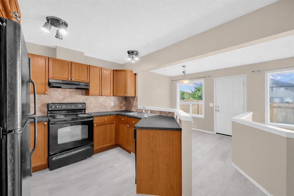 5 Saddlebrook Common NE, Calgary — photo 5 of 22