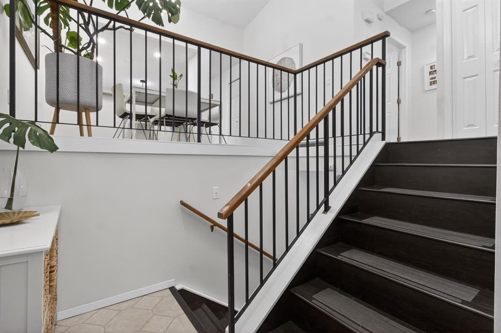 643 Strathcona Drive SW, Calgary — photo 3 of 41