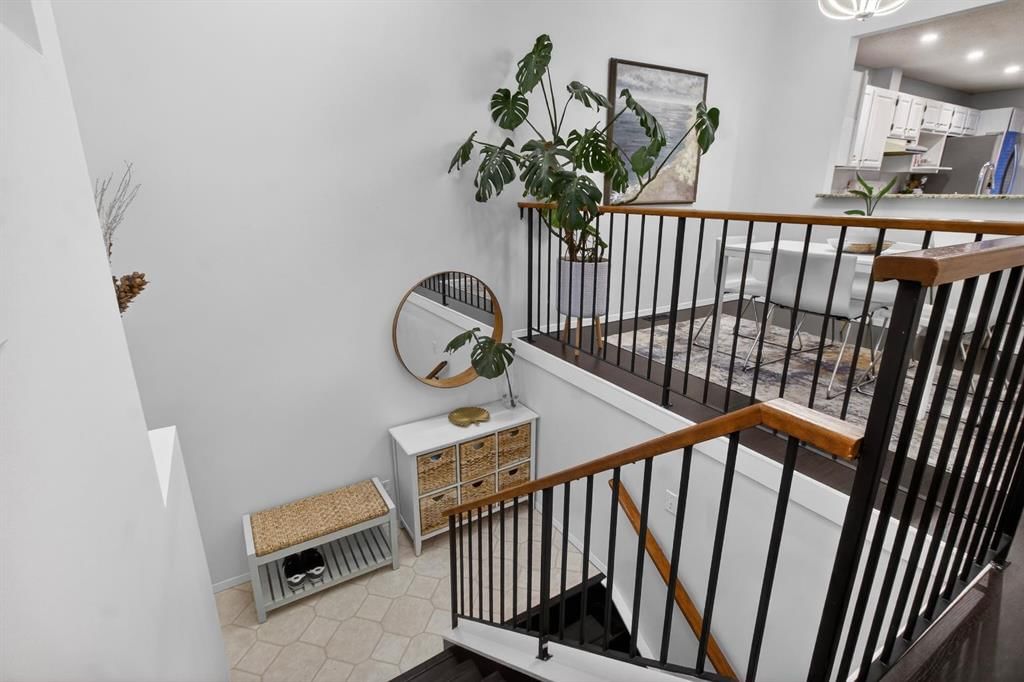 643 Strathcona Drive SW, Calgary — photo 4 of 41