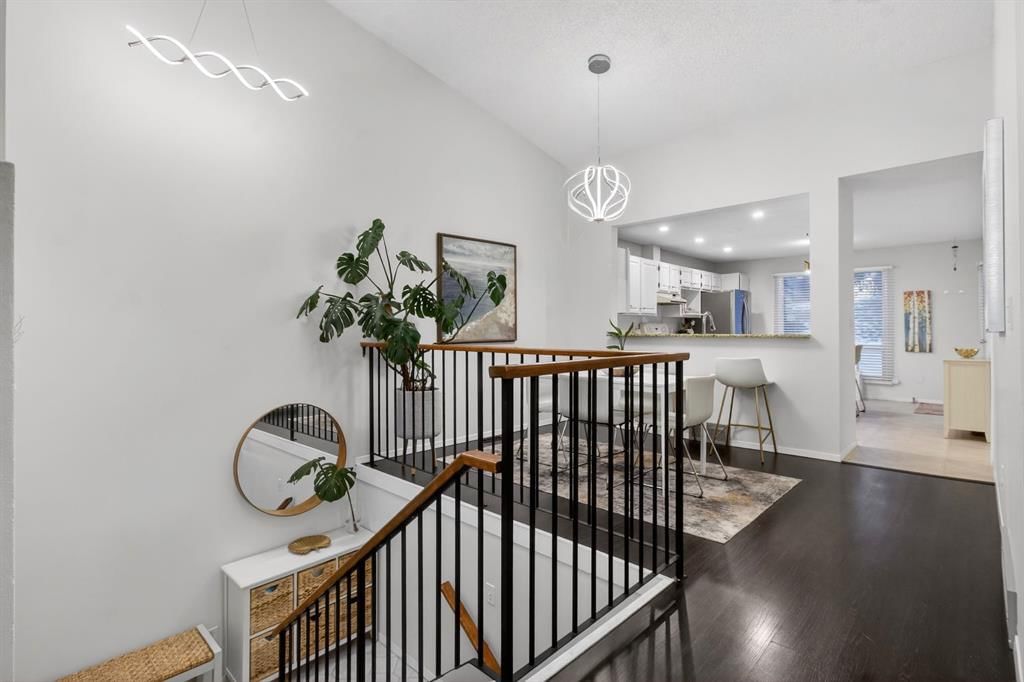 643 Strathcona Drive SW, Calgary — photo 5 of 41