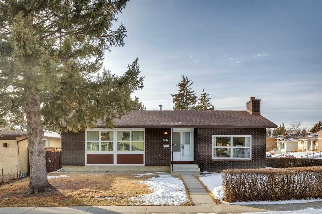 272 Thames Close NW, Calgary — main listing photo