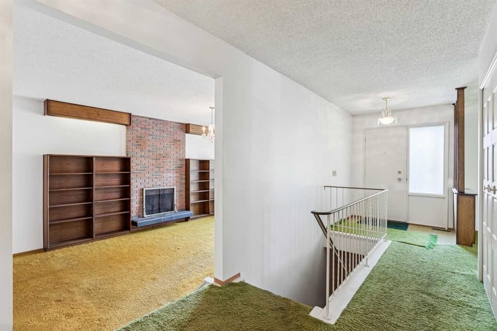 272 Thames Close NW, Calgary — photo 3 of 36