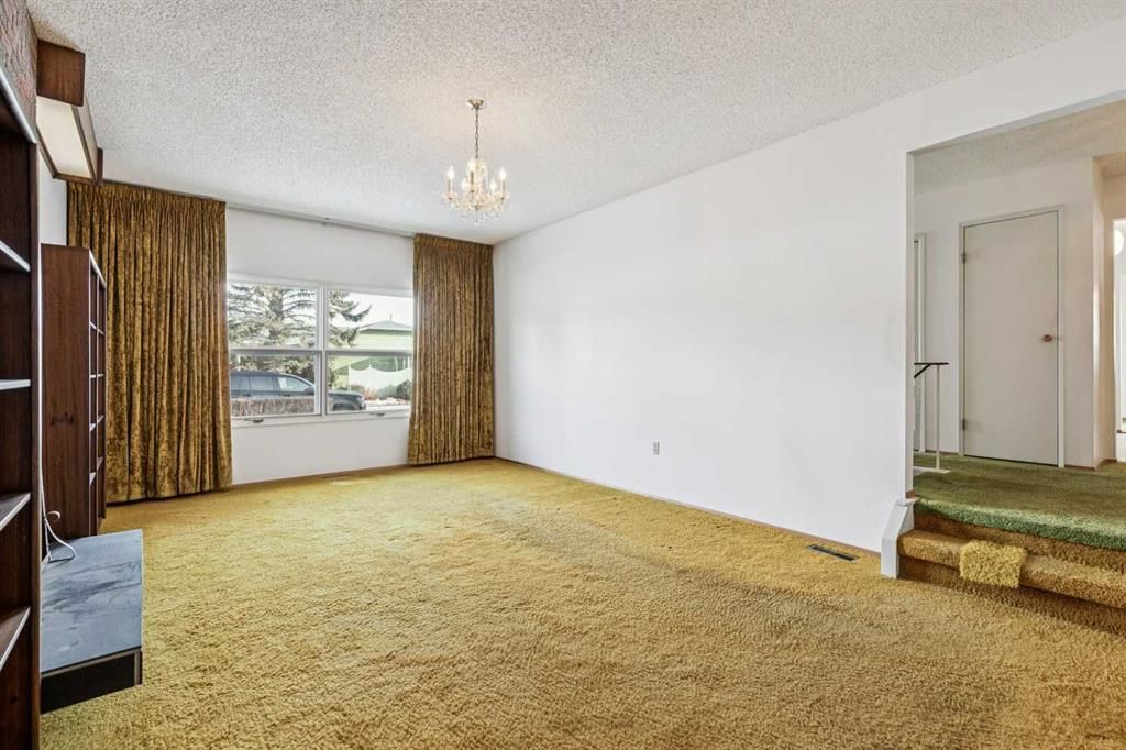 272 Thames Close NW, Calgary — photo 5 of 36