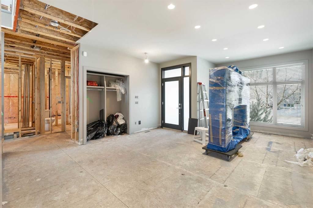 18 West Point Mews SW, Calgary — photo 5 of 50