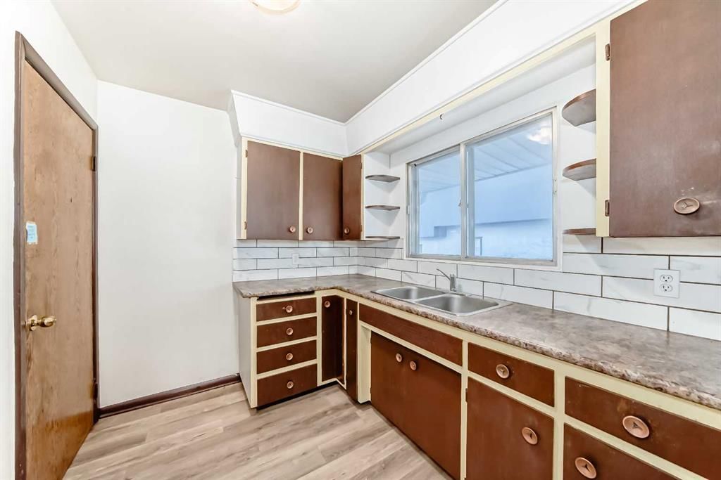 2236 37 Street SW, Calgary — photo 4 of 32