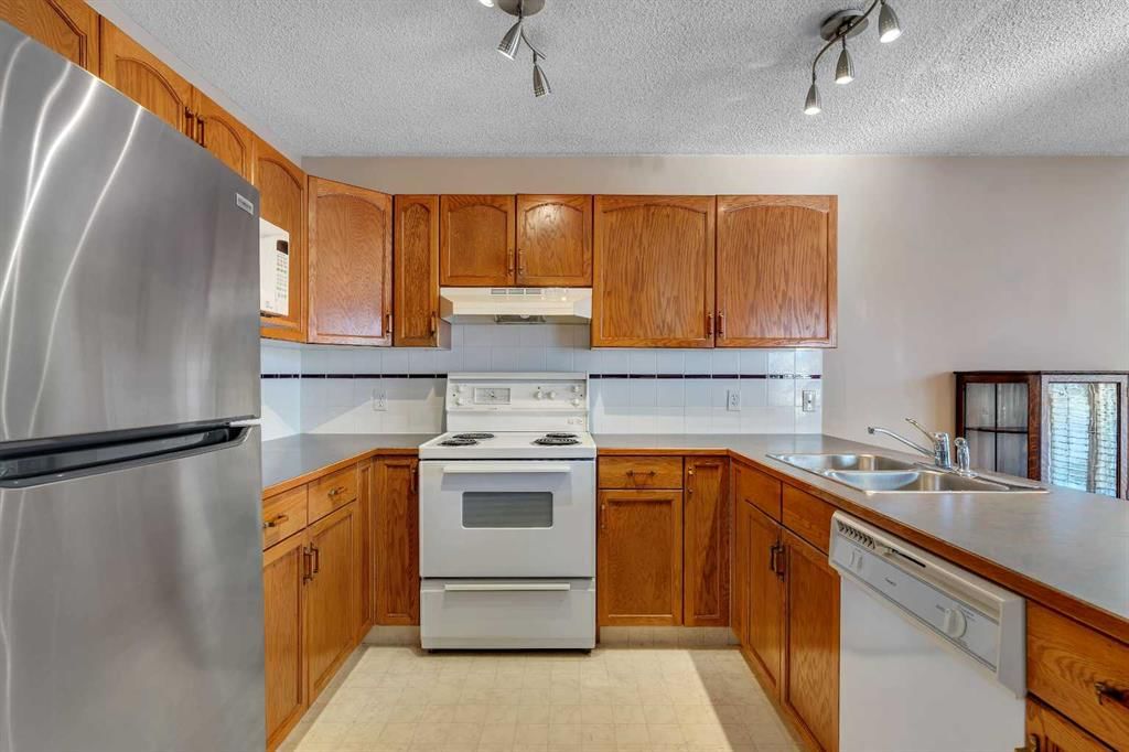 9526 21 Street SE, Calgary — photo 4 of 32