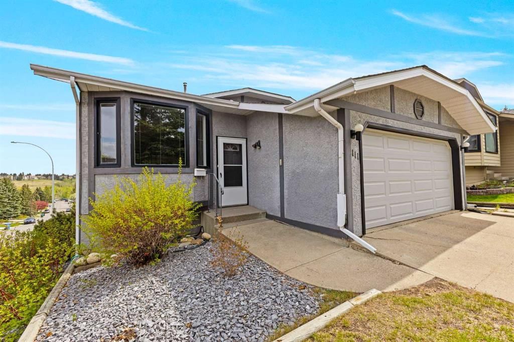 111 Edgebyne Crescent NW, Calgary — main listing photo